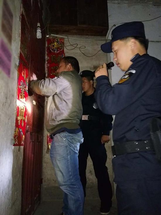 达央乡粗心妈妈误将幼女锁家中 民警全城寻开锁师傅开门